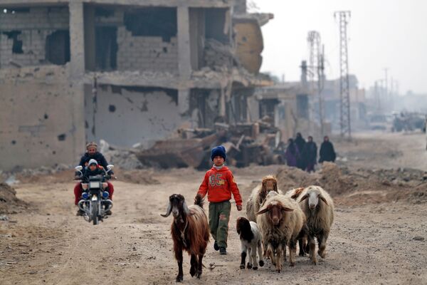 مدنيون سوريون، نازحون يعودون إلى مدينة هجين في دير الزور، بعد تحريرها من تنظيم داعش الإرهابي، سوريا 27 يناير/ كانون الثاني 2019 - سبوتنيك عربي
