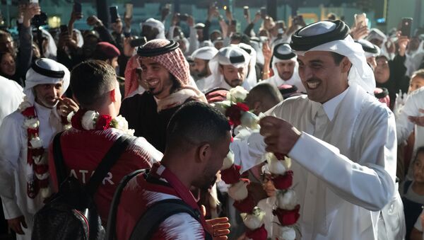أمير قطر احتفالا بمنتخب بلاده لفوز بكأس آسيا - سبوتنيك عربي
