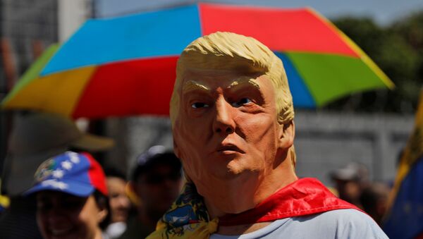 رجل يرتدي قناعا للرئيس الأمريكي دونالد ترامب في مظاهرة حاشدة ضد حكومة الرئيس الفنزويلي نيكولاس مادورو في كاراكاس - سبوتنيك عربي