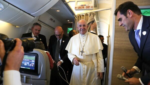 البابا فرانسيس على متن طائرة في طريقها إلى أبو ظبي - سبوتنيك عربي