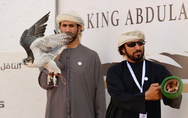 المتسابقون خلال مهرجان الملك عبد العزيز للصقور - سبوتنيك عربي