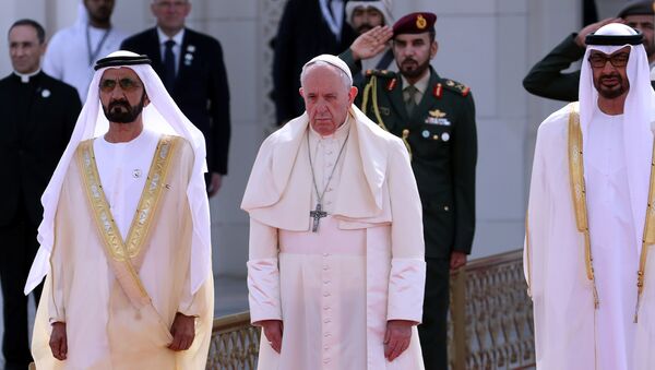 بابا الفاتيكان فرانسيس الأول يتوسط ولي عهد أبو ظبي محمد بن زايد وحاكم دبي محمد بن راشد - سبوتنيك عربي