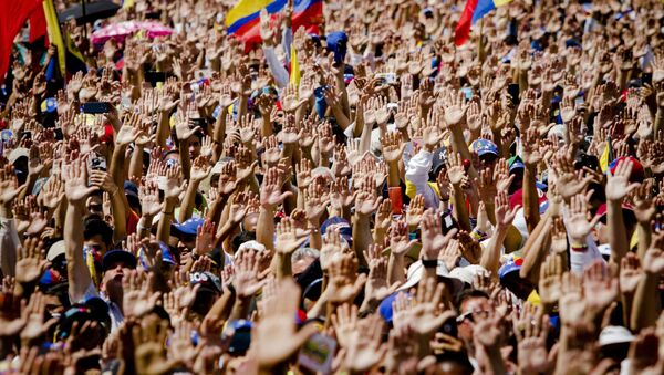 مظاهرات داعمة لزعيم المعارضة الفنزويلية خوان غوايدو في كاراكاس، فنزويلا فبراير/ شباط 2019 - سبوتنيك عربي