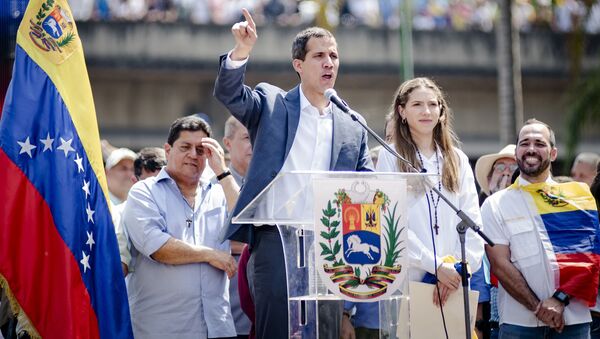 مظاهرات داعمة لزعيم المعارضة الفنزويلية خوان غوايدو في كاراكاس، فنزويلا فبراير/ شباط 2019 - سبوتنيك عربي