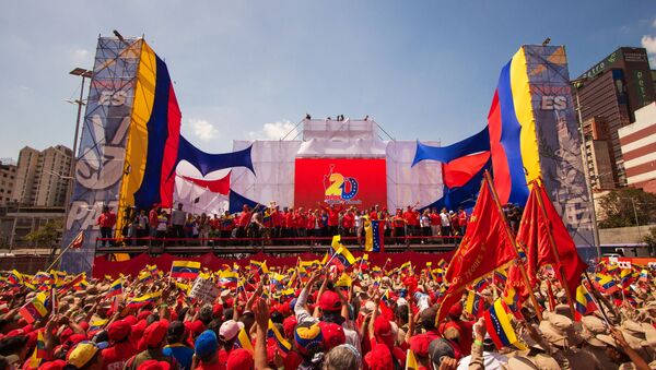مظاهرات داعمة لرئيس الفنزويلي نيكولاس مادورو في كاراكاس، فنزويلا فبراير/ شباط 2019 - سبوتنيك عربي