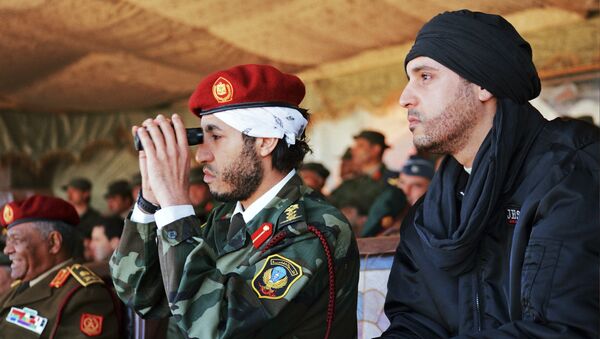 هانيبال القذافي، وأبناء الزعيم الليبي معمر القذافي، خلال حضورهم لعرض عسكري من قبل وحدة النخبة العسكرية بقيادة شقيقهم خميس، في زليتن - 140 كيلومترا جنوب شرق طرابلس، ليبيا 11 سبمتبر/ أيلول 2011 - سبوتنيك عربي