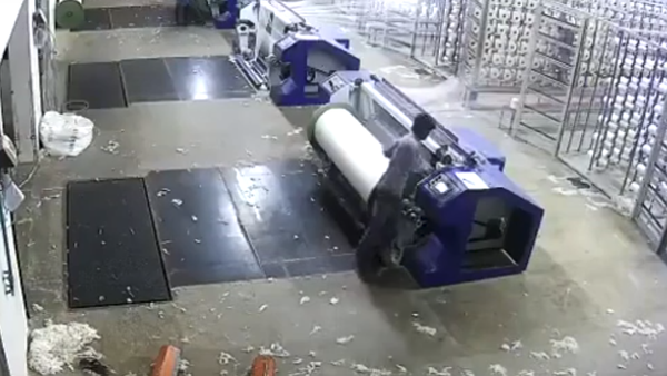 عامل يسقط داخل ماكينة أثناء عمله بسبب النوم - سبوتنيك عربي