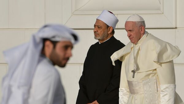 البابا فرنسيس والشيخ الطيب يصلان إلى اجتماع مع مجلس حكماء المسلمين في مسجد الشيخ زايد الكبير في أبو ظبي - سبوتنيك عربي