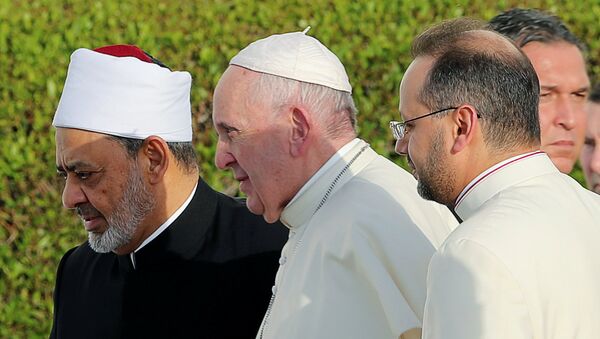 البابا فرنسيس يمشي مع الإمام الأكبر للأزهر شيخ أحمد الطيب في مسجد الشيخ زايد الكبير في أبو ظبي - سبوتنيك عربي