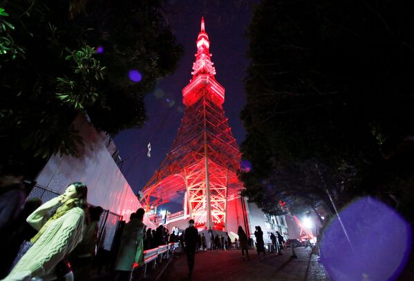 إضاءة برج طوكيو للإذاعة والتلفزيون بمناسبة الاحتفال برأس السنة القمرية الصينية الجديدة في اليابان، 4 فبراير/ شباط 2019 - سبوتنيك عربي