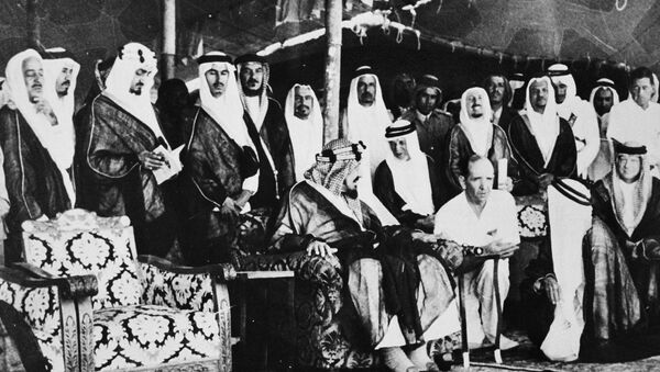 الملك السعودي خلال استقباله الوفد الأمريكي وشركة أرامكو عام 1951 - سبوتنيك عربي