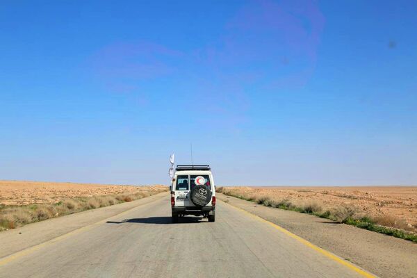 قافلة إنسانية ضخمة تخترق مناطق سيطرة الجيش الأمريكي نحو مخيم الركبان شرق سورية قافلة إنسانية ضخمة تخترق مناطق سيطرة الجيش الأمريكي نحو مخيم الركبان شرق سورية - سبوتنيك عربي