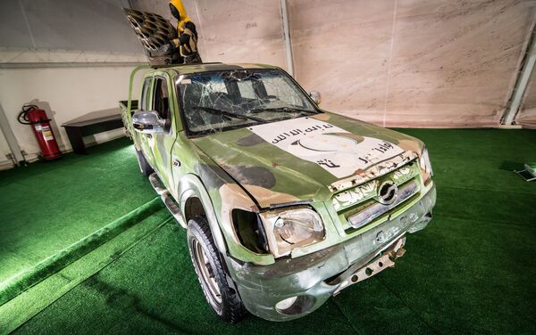 سيارة متسلحة بقذائف صاروخية من غنائم الحرب ضد الإرهاب في سوريا - سبوتنيك عربي