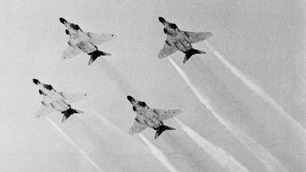 قاذفات قنابل من طراز فانتوم تابعة للقوات الجوية الإسرائيلية، خلال عرض عسكري.20 يوليو/ تموز عام 1971 - سبوتنيك عربي