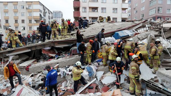 طواقم الانقاذ في موقع انهيار مبنى سكني في حي كارتال في اسطنبول، تركيا 6 فبراير/ شباط 2019 - سبوتنيك عربي