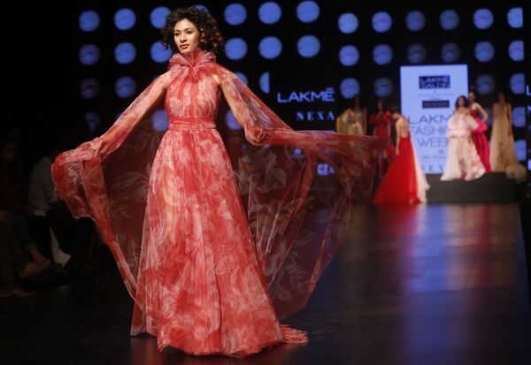 عارضة أزياء تقدم مجموعة أزياء منتجع الصيف 2019، من تصميم (Gauri and Nainika) في إطار أسبوع الموضة في مومباي، الهند  30 يناير/ كانون الثاني 2019 - سبوتنيك عربي