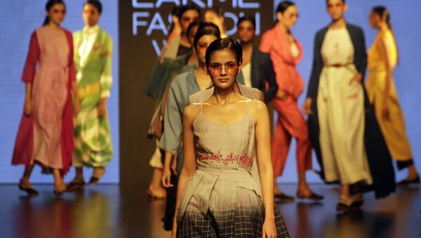 عارضة أزياء تقدم مجموعة أزياء منتجع الصيف 2019، من تصميم (Rajdeep Ranawat) في إطار أسبوع الموضة في مومباي، الهند 1 فبراير/ شباط 2019 - سبوتنيك عربي