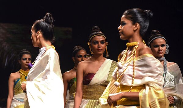 عارضة أزياء تقدم مجموعة أزياء منتجع الصيف 2019، من تصميم (Anka) في إطار أسبوع الموضة في مومباي، الهند  31 يناير/ كانون الثاني 2019 - سبوتنيك عربي