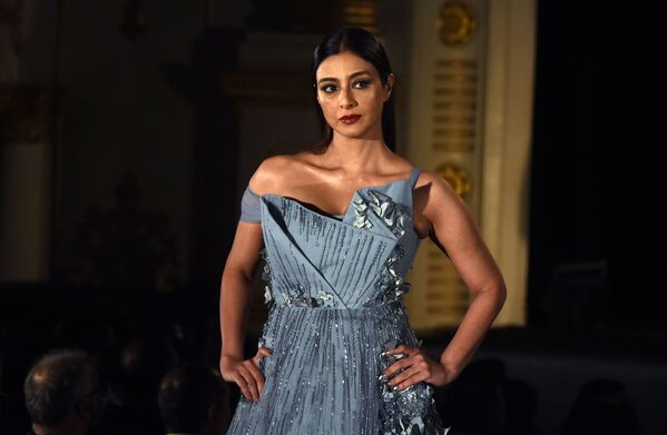 عارضة أزياء تقدم مجموعة أزياء منتجع الصيف 2019، من تصميم (Gaurav Gupta) في إطار أسبوع الموضة في مومباي، الهند 29 يناير/ كانون الثاني 2019 - سبوتنيك عربي