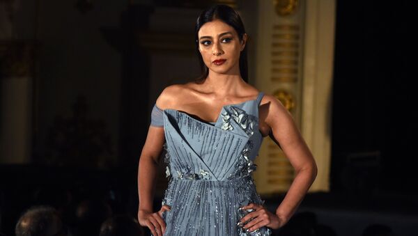 عارضة أزياء تقدم مجموعة أزياء منتجع الصيف 2019، من تصميم (Gaurav Gupta) في إطار أسبوع الموضة في مومباي، الهند 29 يناير/ كانون الثاني 2019 - سبوتنيك عربي