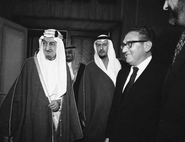 الملك فيصل والأمير فهد خلال لقاء هنري كيسنجر الملك فيصل والأمير فهد خلال لقاء هنري كيسنجر - سبوتنيك عربي