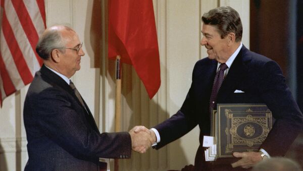 الرئيس الأمريكي رونالد ريغان والزعيم السوفياتي ميخائيل غورباتشوف يتصافحان بعد توقيع معاهدة الحد من الصواريخ المتوسطة والقصيرة المدى، واشنطن (7-10) عام 1987 - سبوتنيك عربي