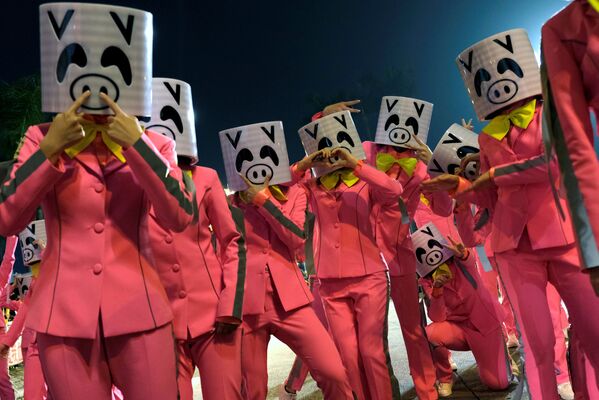 عرض احتفالي بمناسبة حلول رأس السنة القمرية الصينية الجديدة (عام الخنزير) في هونغ كونغ، الصين 5 فبراير/ شباط 2019 - سبوتنيك عربي