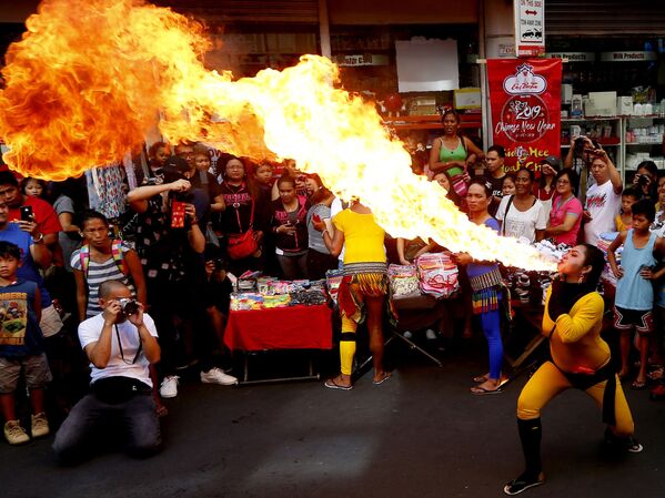 احتفالات بحلول رأس السنة القمرية الصينية الجديدة في شوارع مانيلا، الفلبين 5 فبراير/ شباط 2019 - سبوتنيك عربي