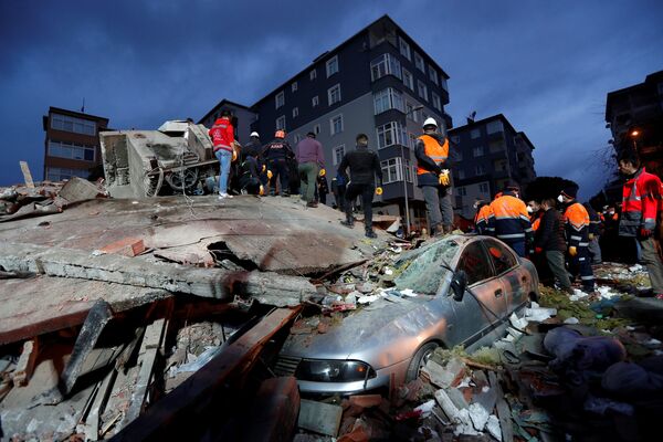 طواقم الانقاذ في موقع انهيار مبنى سكني في حي كارتال في اسطنبول، تركيا 6 فبراير/ شباط 2019 - سبوتنيك عربي