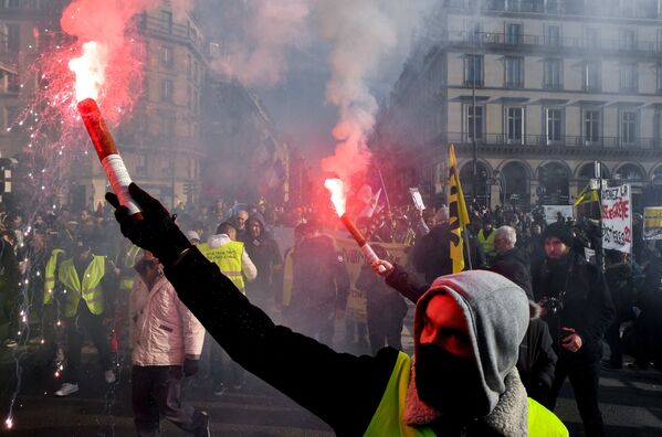 استمرار مظاهرات السترات الصفراء واحتجاجات النقابة العمالية الفرنسية في شوارع باريس، فرنسا - سبوتنيك عربي