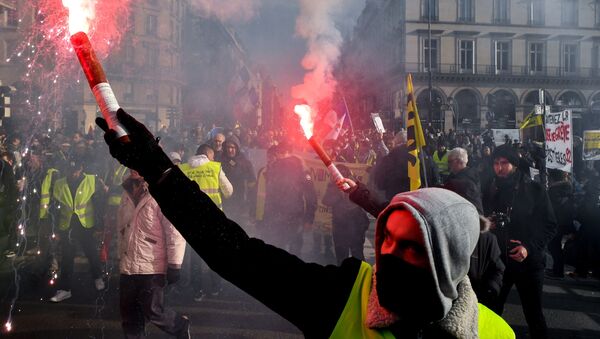 استمرار مظاهرات السترات الصفراء واحتجاجات النقابة العمالية الفرنسية في شوارع باريس، فرنسا - سبوتنيك عربي