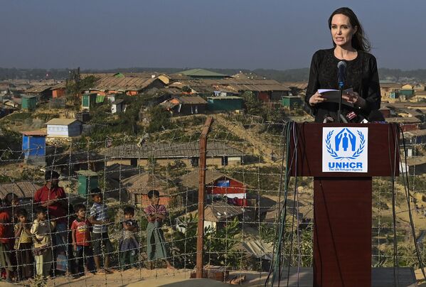 الممثلة أنجلينا جولي، المبعوثة الخاصة لمفوضية الأمم المتحدة لشؤون اللاجئين، تلقي كلمتها أمام الحضور لدى وصولها بنغلاديش، 5 فبراير/ شباط 2019 - سبوتنيك عربي