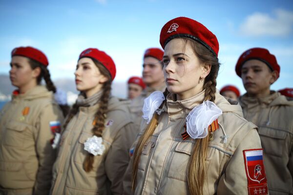 الجي شاليافع (يون أرميا) الروسي أثناء فعالية بيليه تشاكي (النوارس البيضاء) أمام نصب تذكاري مالايا زيمليا (الأرض الصغرى) في نوفوروسيسك الروسية - سبوتنيك عربي