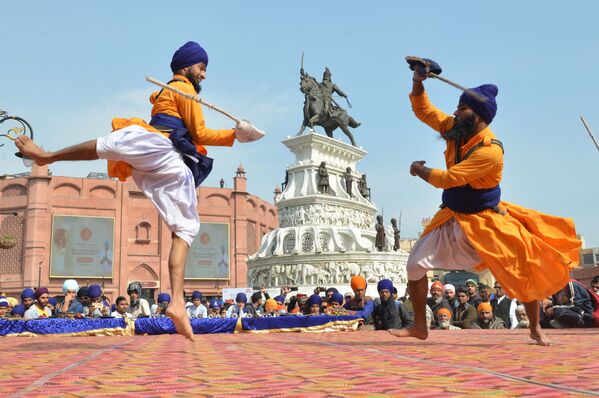 المشاركون الهنود من السيخ يؤدون غاتكا، وهو شكل قديم من أشكال فنون الدفاع السيخ (Sikh) ، خلال منافسة في أمريتسار في 2 فبراير/ شباط 2019 - سبوتنيك عربي