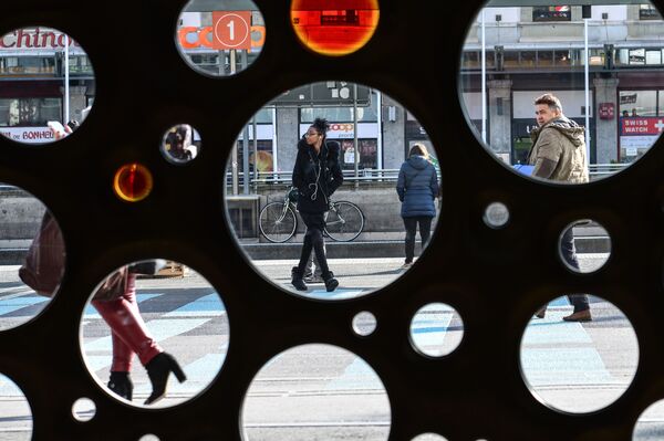 أشخاص يسيرون في أحد شوراع جنيف، سويسرا - سبوتنيك عربي