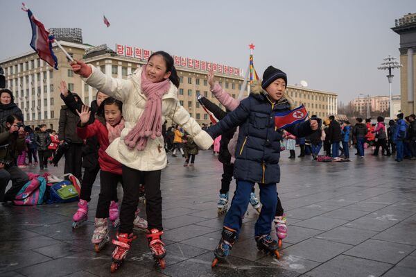 أطفال يشاركون في الألعاب التقليدية في ميدان كيم إل سانغ، خلال الاحتفالات برأس السنة الصينية الجديدة في بيونغ يانغ، كوريا الشمالية 5 فبراير/ شباط 2019 - سبوتنيك عربي