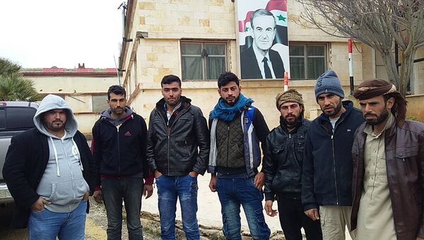 انشقاق عشرات الشبان السوريين عن قسد وانضمامهم للجيش في الرقة - سبوتنيك عربي