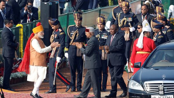 رئيس الوزراء الهندي مودى يحيي رئيس الهند كوفيند ورئيس جنوب أفريقيا رامافوسا قبل بدء عرض عيد الجمهورية في نيودلهي - سبوتنيك عربي