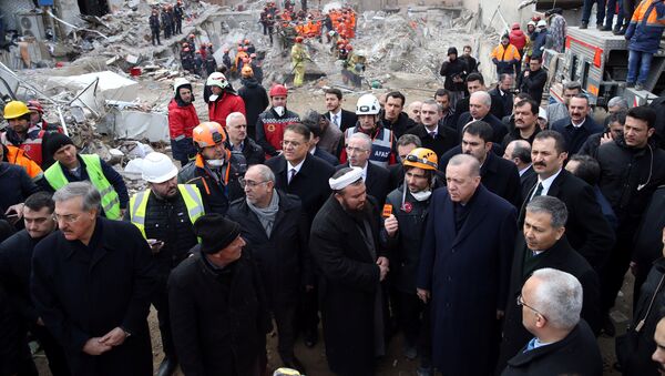 الرئيس التركي أردوغان يزور موقع مبنى سكني منهار في اسطنبول - سبوتنيك عربي