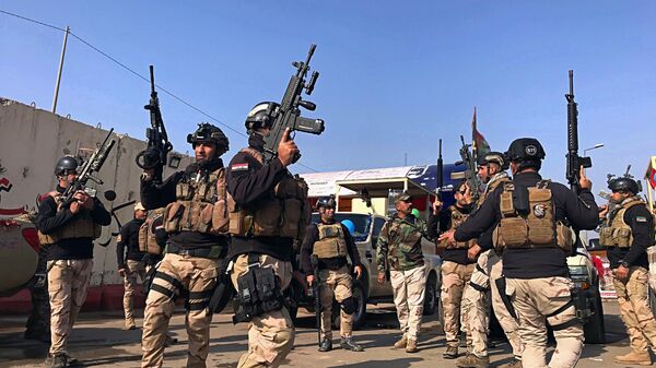 جنود من الجيش العراقي يحتفلون بيوم الجيش  - سبوتنيك عربي
