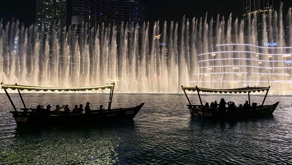 قوارب في بحيرة اصطناعية بمنطقة دبي مول في دبي - سبوتنيك عربي