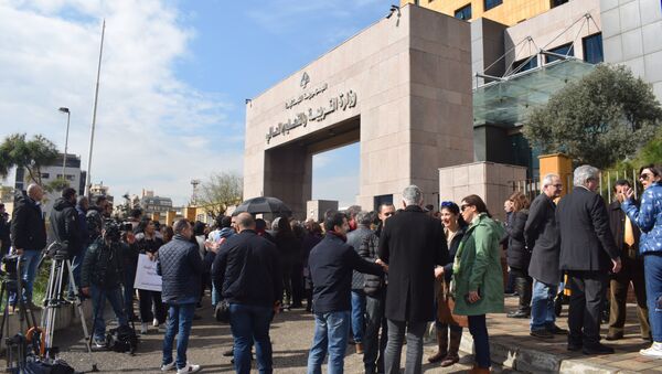 تظاهرة أمام وزارة التربية إحتجاجاً على إنتحار مواطن لبناني - سبوتنيك عربي
