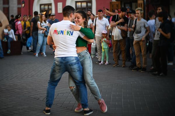 سائحان يرقصان في شارع باومان في قازان - سبوتنيك عربي