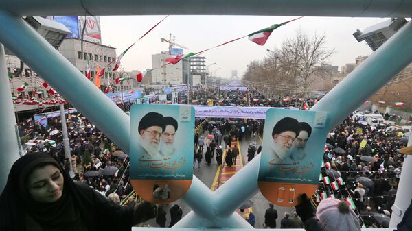 الذكرى الـ 40 على الثورة الإسلامية الإيرانية، اسقطا نظام الشاه في 1979، مسيرات في طهران، إيران 11 فبراير/ شباط 2019 - الرئيس الإيراني حسن روحاني - سبوتنيك عربي