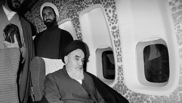 في 1 فبراير 1979 آية الله روح الله الخميني يجلس داخل الطائرة المستأجرة في باريس قبل العودة إلى إيران بعد 14 عاما من المنفى - سبوتنيك عربي