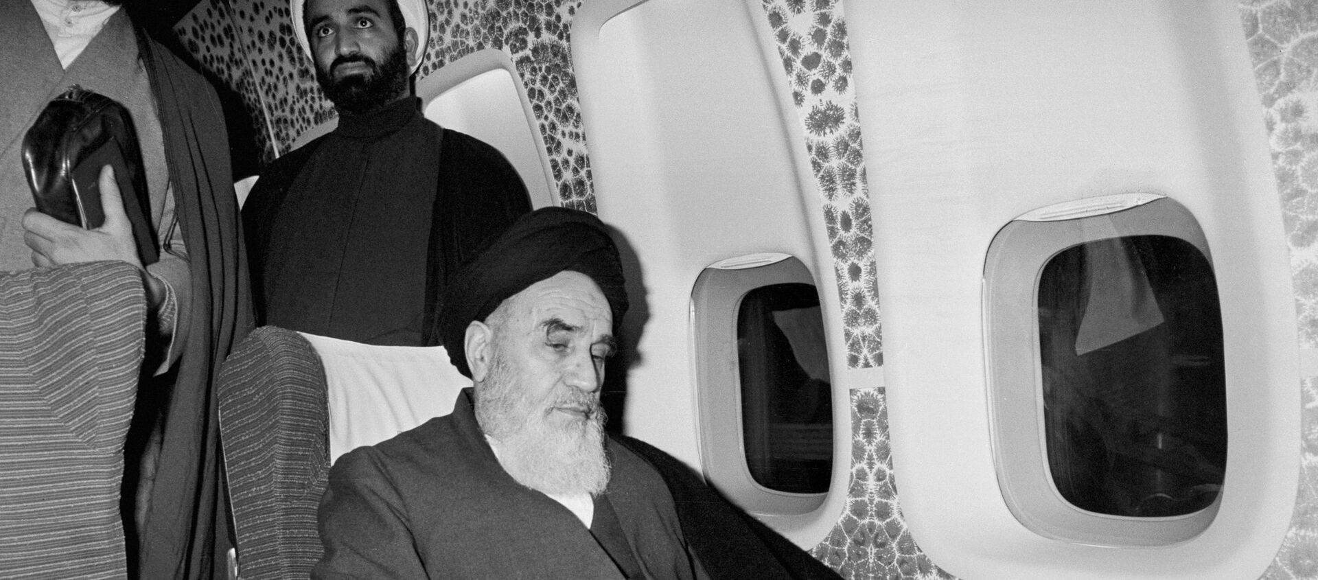 في 1 فبراير 1979 آية الله روح الله الخميني يجلس داخل الطائرة المستأجرة في باريس قبل العودة إلى إيران بعد 14 عاما من المنفى - سبوتنيك عربي, 1920, 01.02.2021