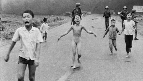 كيم فوك في الصورة الشهيرة أثناء حرب فيتنام عام 1972 - سبوتنيك عربي