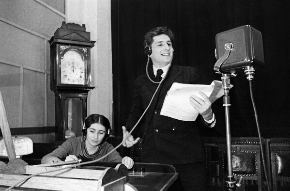 مذيع راديو كومنترن يهنئ بمناسبة حلول رأس السنة 1939 على الراديو في موسكو - سبوتنيك عربي