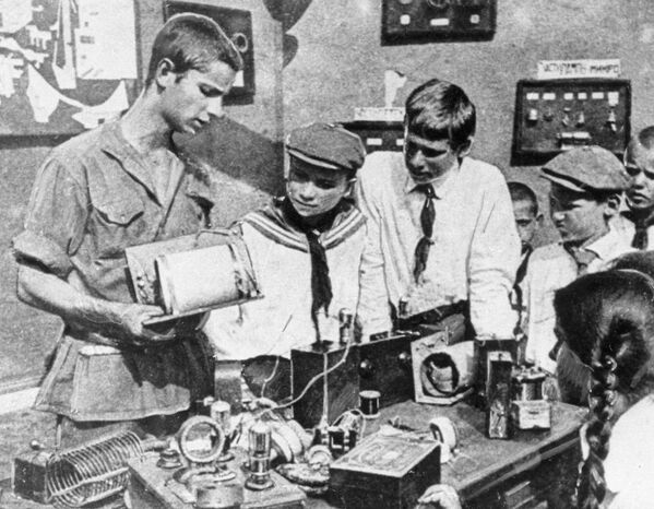 تلاميذ يدرسون جهاز الراديو - سبوتنيك عربي