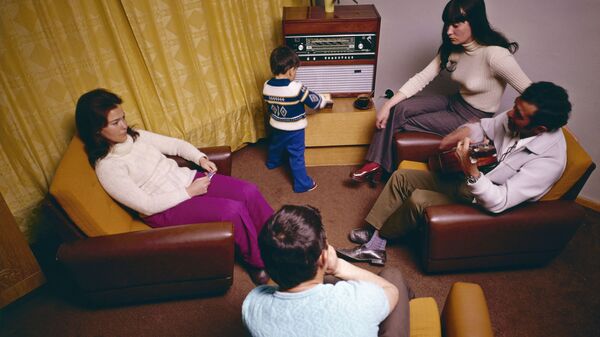أسرة تستمع للراديو - سبوتنيك عربي